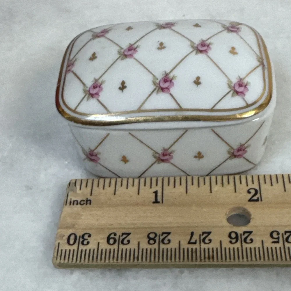 Vintage DAINTY PURPLE FLOWER gold white ceramic trinket jewelry box Japan
